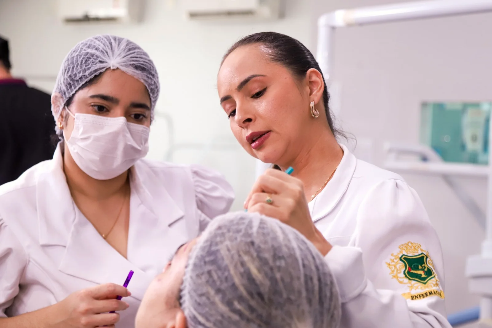 Suellen orientando um procedimento